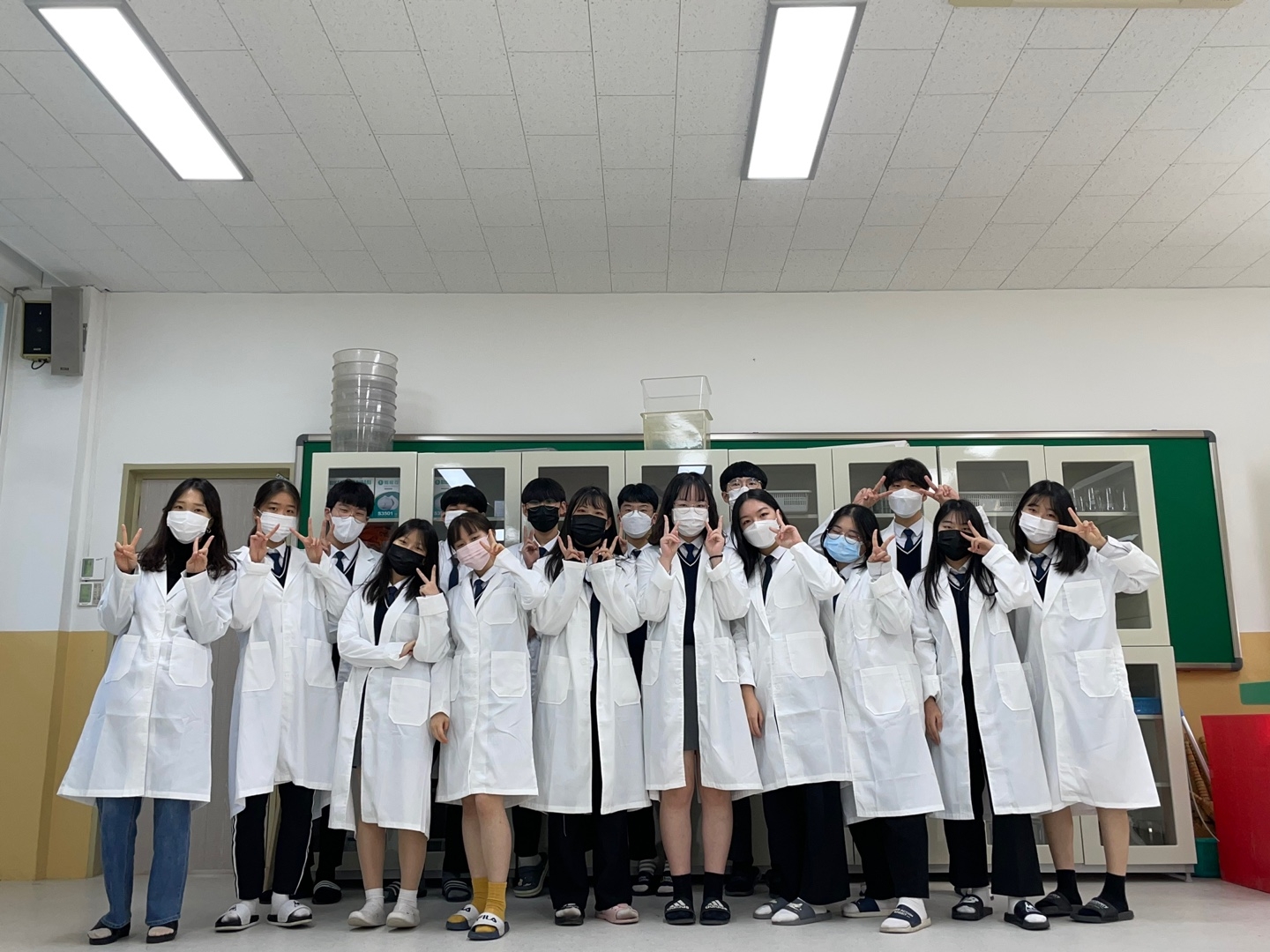 과동 단체사진 브이.jpg